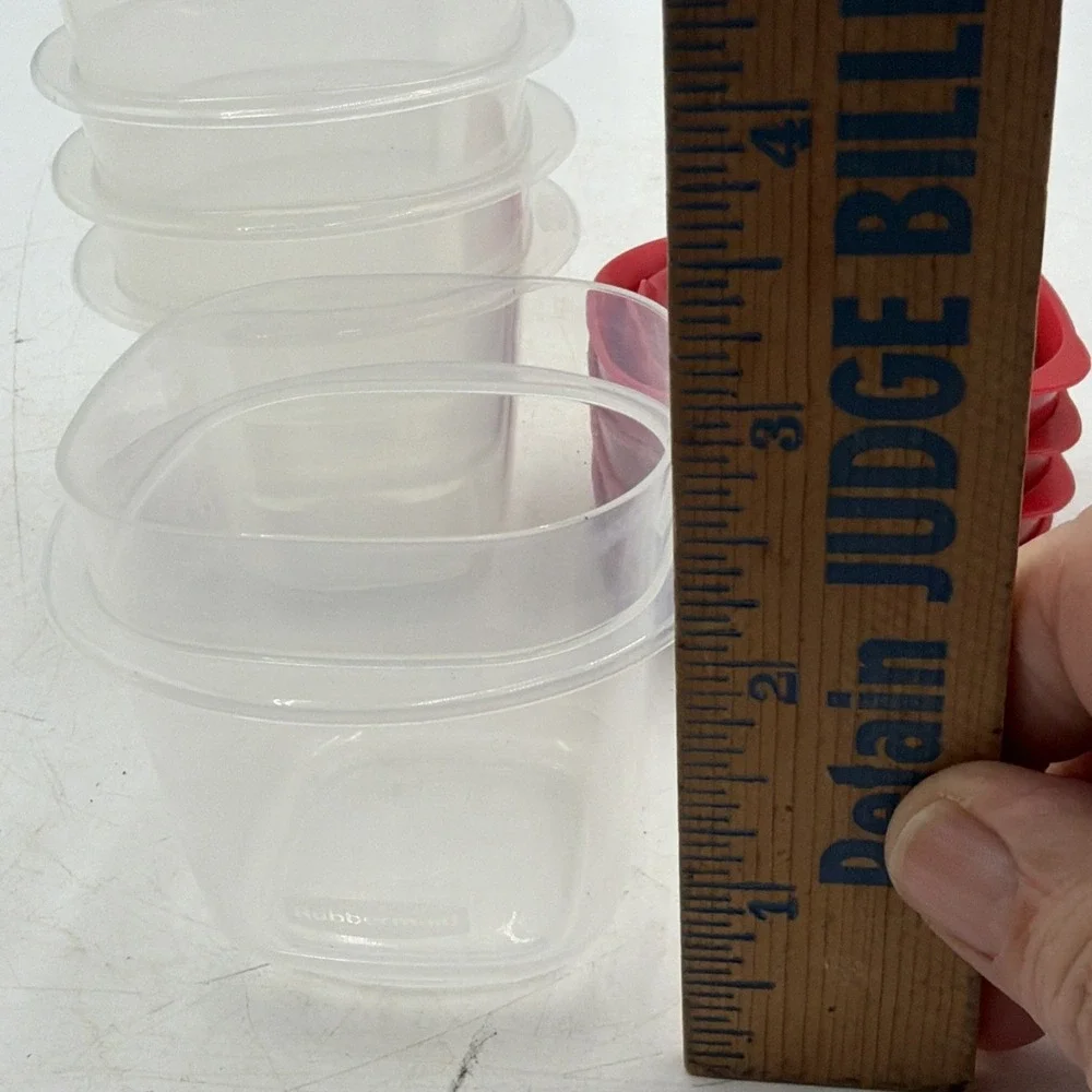 Set of 4 Rubbermaid Square 4 oz Storage Containers With Easy Find Lids 7J53
